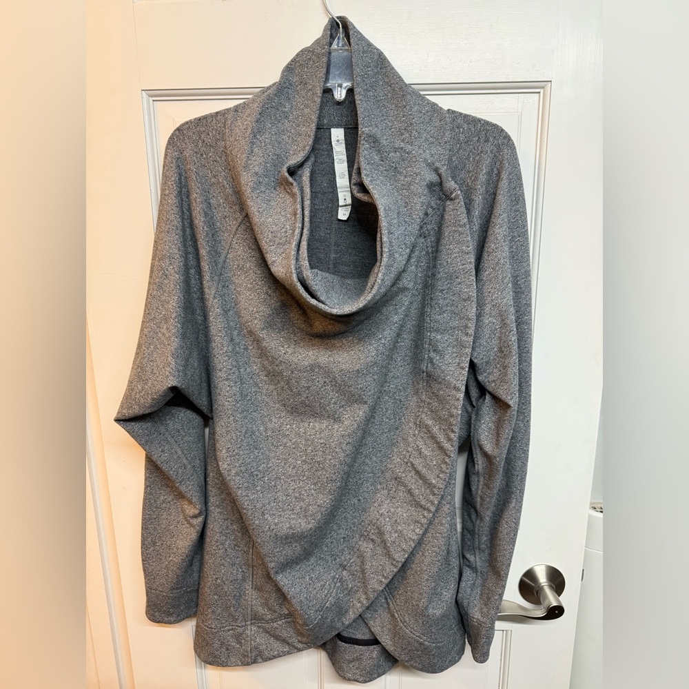 Lululemon Cocoon Wrap - gray - size 6